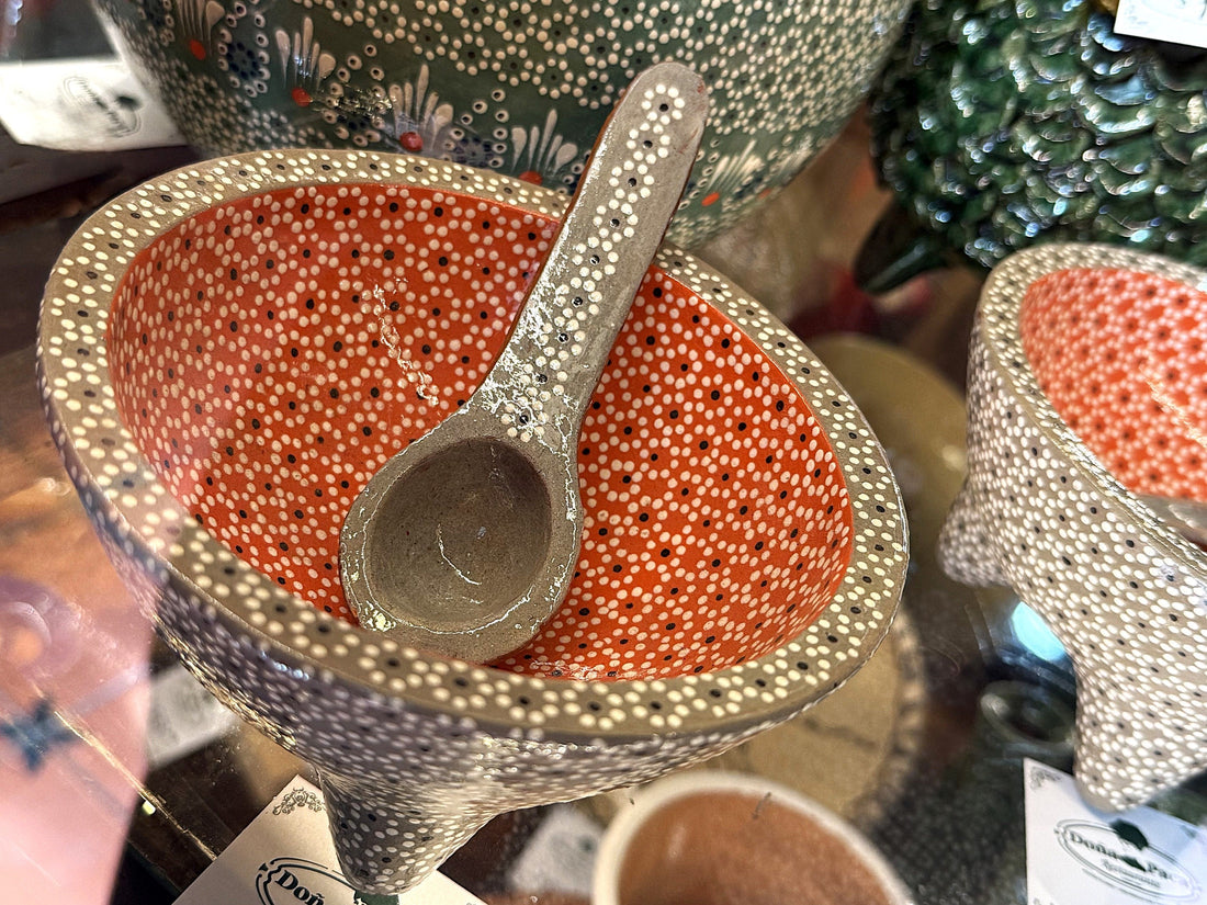 Molcajete tradicional capulineado de Capula, Michoacán, elaborado a mano por artesanos locales y disponible en la tienda online de Mansión Iturbe Artisans Collection en Pátzcuaro.