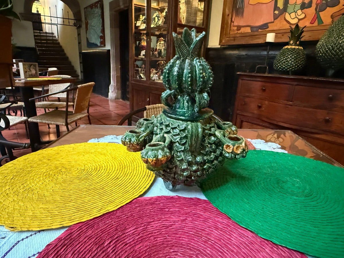 Piña vidriada tradicional de San José de Gracia en exhibición dentro de las vitrinas de arte popular de Mansión Iturbe Artisans Collection en Pátzcuaro, Michoacán