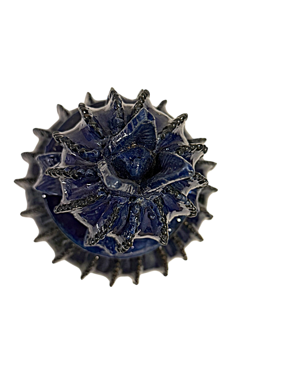 Descubre la exclusiva Biznaga de barro azul hecha por maestras artesanas de Michoacán. Arte popular de lujo, sostenible y de comercio justo.