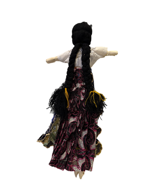 Detalle posterior de muñeca artesanal de totomoxtle mostrando el ajuste del rebozo y el rollo tradicional