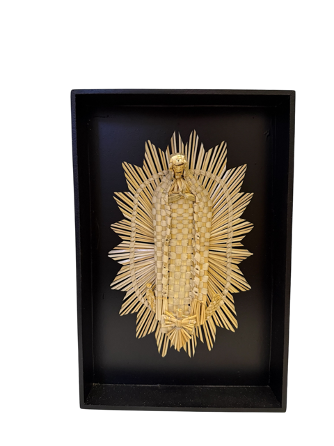 Figura de la Virgen de Guadalupe en fibra natural sobre base negra mate, decoración de arte popular mexicano sustentable del Lago de Pátzcuaro.