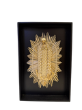 Figura de la Virgen de Guadalupe en fibra natural sobre base negra mate, decoración de arte popular mexicano sustentable del Lago de Pátzcuaro.