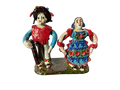 Escultura de barro vidriado de Doña Luz; figuras de pueblos originarios con hombre en gabán rojo vibrante y mujer con mandil azul cobalto, pieza auténtica de la colección Mansion Iturbe Artisans.