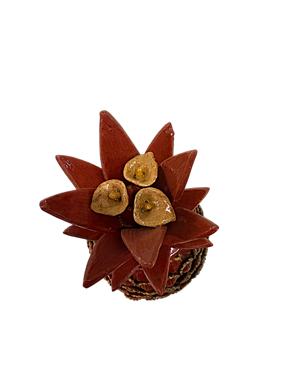 Detalle de los alcatraces modelados a mano en color blanco crudo ubicados en el penacho de la piña de barro roja, San José de Gracia, Michoacán