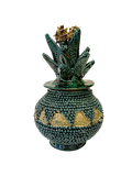 Vista completa de una piña de barro vidriado turquesa con triángulos blanco hueso, creada con la laboriosa técnica de pellizco manual por una maestra artesana de Michoacán para Mansion Iturbe Artisans Collection.