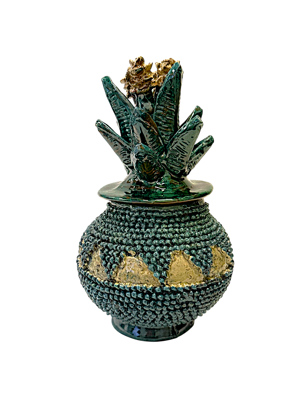 Vista completa de una piña de barro vidriado turquesa con triángulos blanco hueso, creada con la laboriosa técnica de pellizco manual por una maestra artesana de Michoacán para Mansion Iturbe Artisans Collection.
