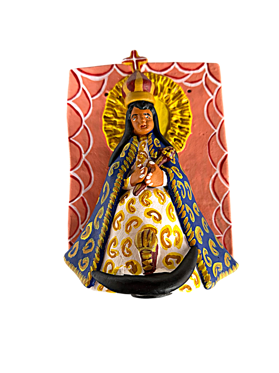 Toma frontal completa de retablo artesanal de Ocumicho sobre una base rosa . La imagen de la Virgen está montada en alto relieve, rodeada de una explosión de color con diablitos, ángeles y elementos naturales típicos del surrealismo purépecha.