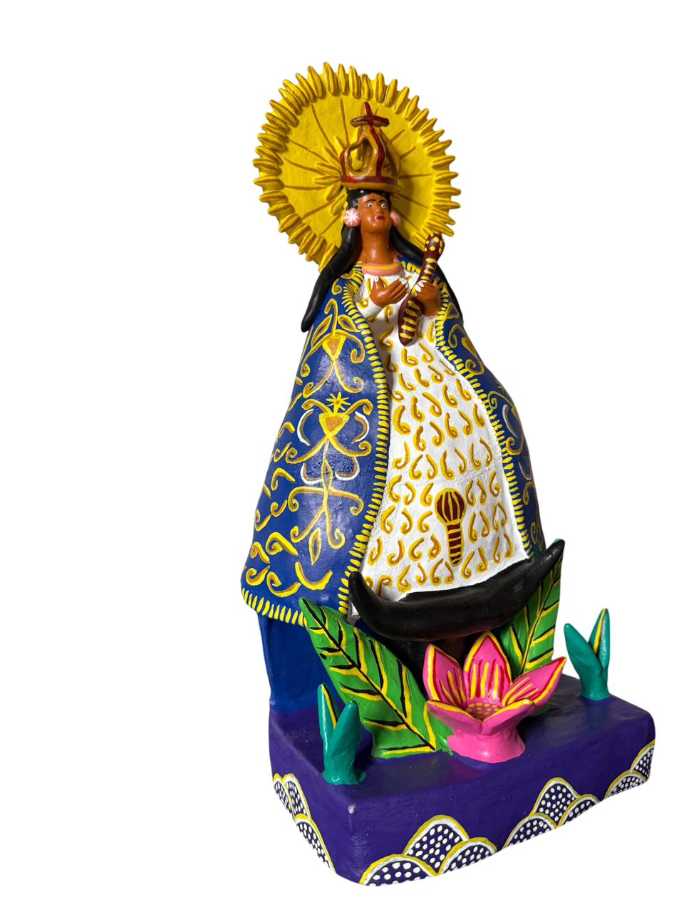 Detalle posterior de figura religiosa de arte popular mexicano, artesanía de Ocumicho Michoacán de comercio justo, hecha 100% a mano por mujeres artesanas.