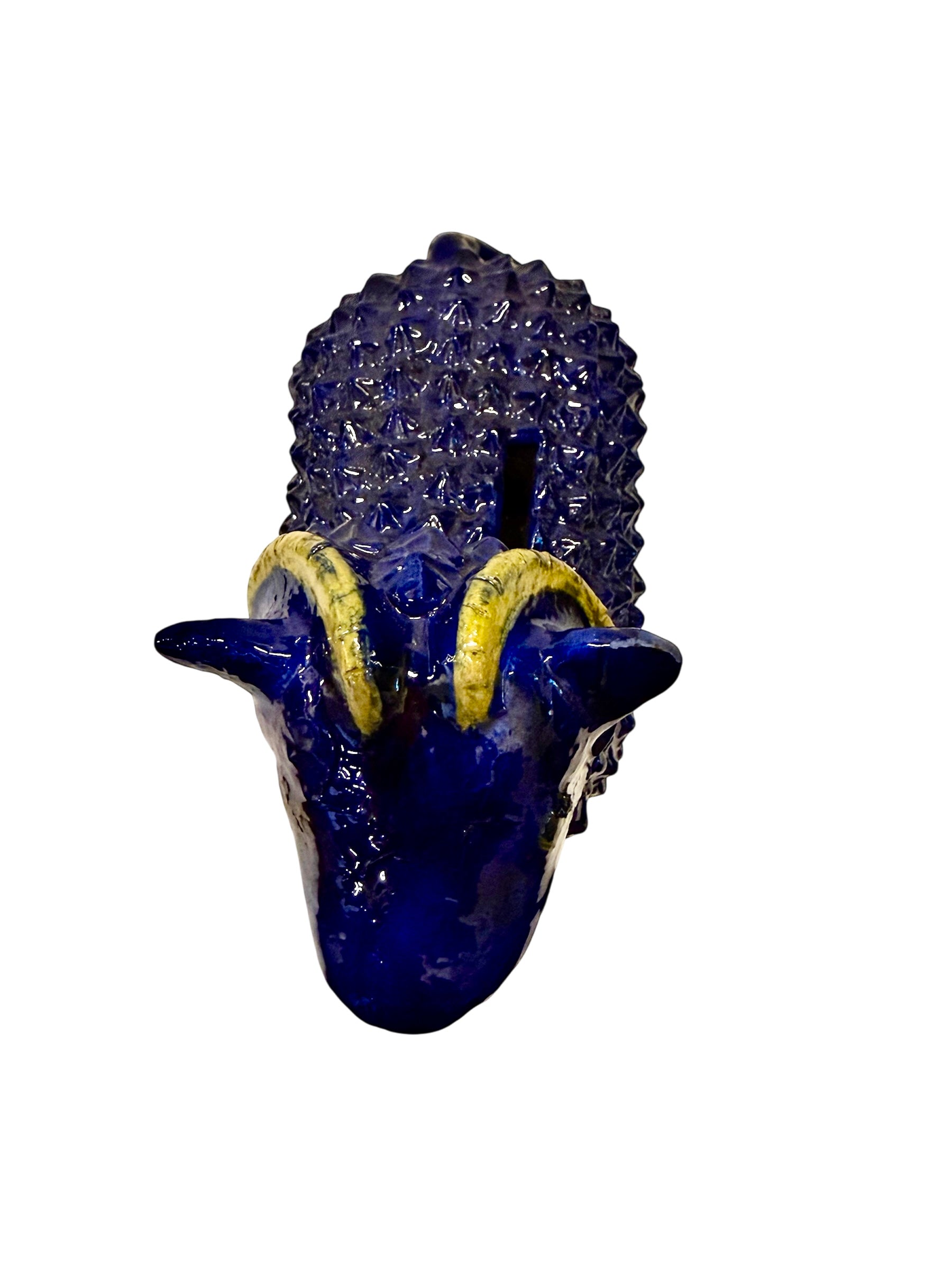 escultura decorativa de un borrego de la abundancia azul, este borrego de barro vidriado de San José de Gracia es un regalo con causa, para emponderar a las artesanas de Michoacán.