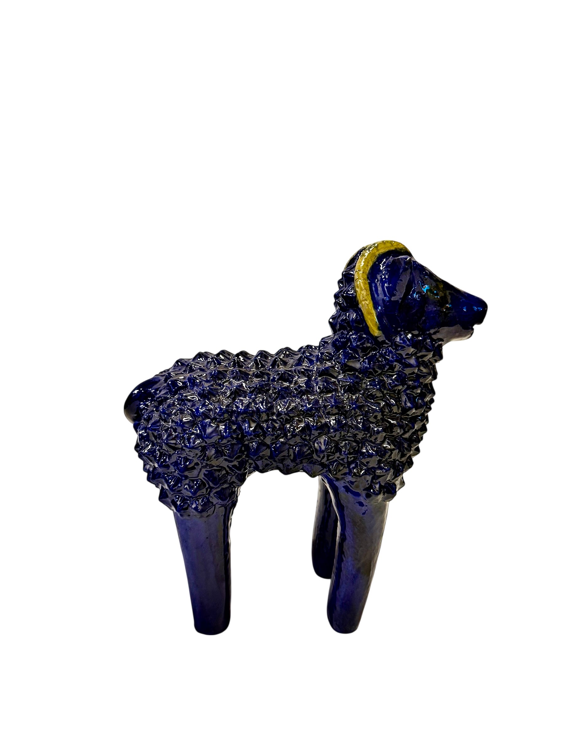 borrego de barro vidriado azul modelado a mano por una mujer artesana de Michoacán, comercio justo compra con nosotros en Mansión Iturbe Artisans Collection.
