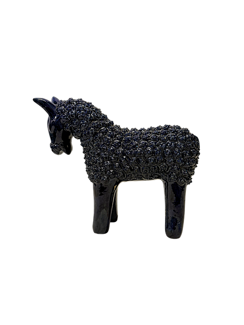 Perfil de figura de caballo en barro esmaltado azul, pieza de arte popular michoacano de la colección de lujo de Mansión Iturbe