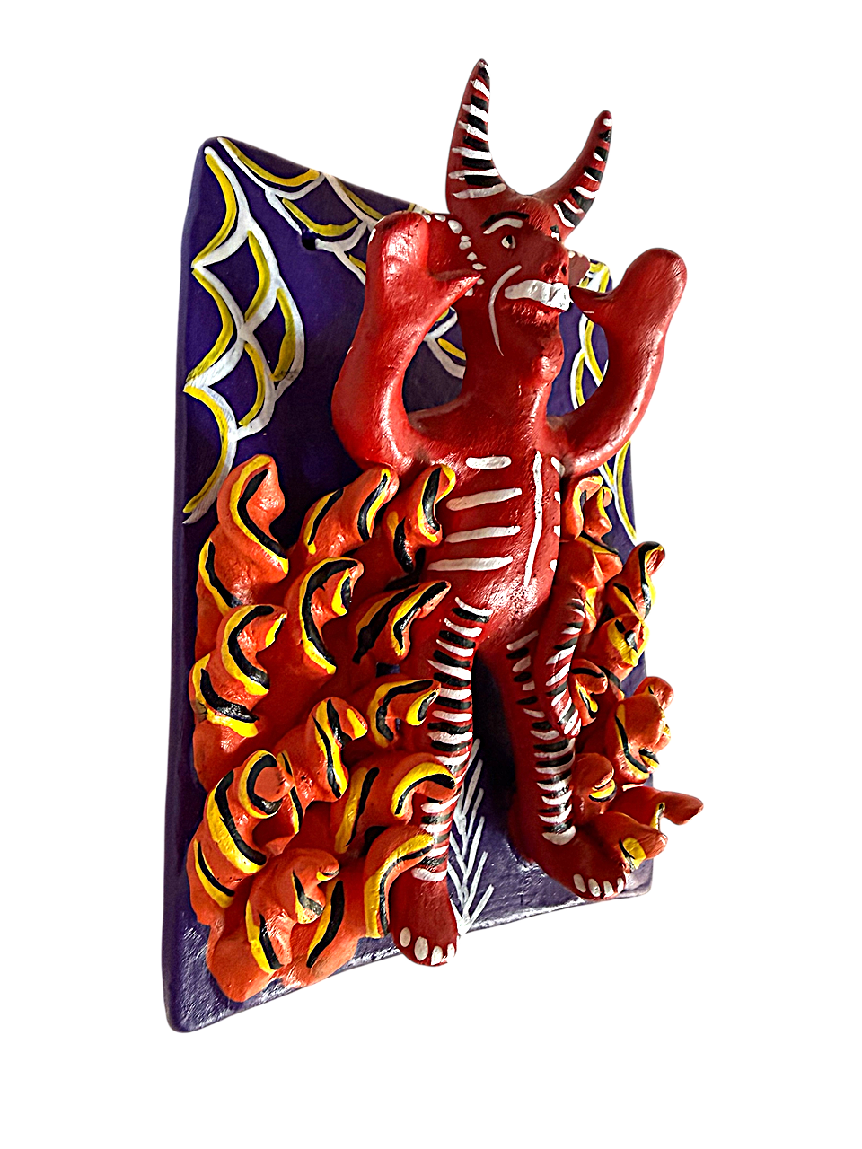 cuadro de barro de Ocumicho hecho a mano. Esta perspectiva de perfil resalta el relieve y la tridimensionalidad de la figura del diablo central. Creado por la artesana Domitila para "Mansión Iturbe Artisans Collection". comprar artesanias online