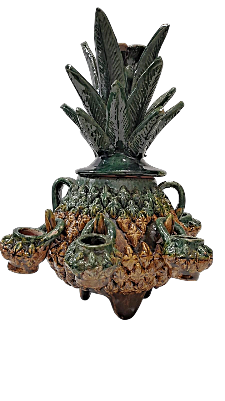 Escultura de piña de barro verde con alcatraces, pieza de arte popular mexicano y artesanías michoacanas de San José de Gracia, regalos sostenibles hechos por mujeres artesanas.