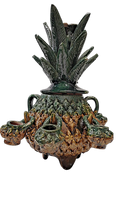 Escultura de piña de barro verde con alcatraces, pieza de arte popular mexicano y artesanías michoacanas de San José de Gracia, regalos sostenibles hechos por mujeres artesanas.
