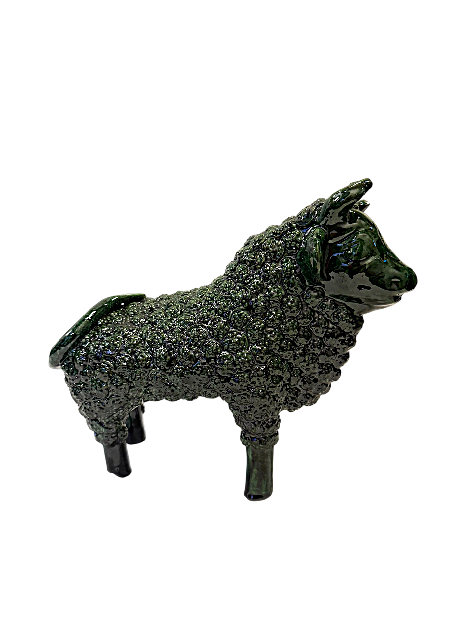 Detalle lateral de toro de barro verde, artesanía sostenible de Michoacán para Mansión Iturbe Artisans Collection.