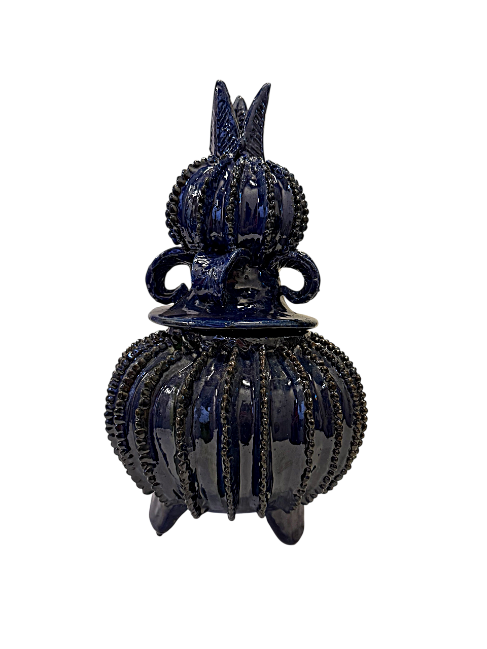 Biznaga de barro vidriado azul cobalto, pieza de arte popular creada por una maestra artesana de San José de Gracia, Michoacán.