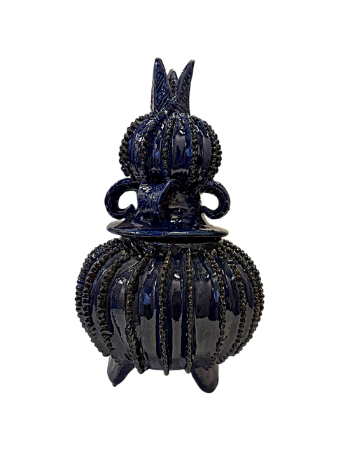 Biznaga de barro vidriado azul cobalto, pieza de arte popular creada por una maestra artesana de San José de Gracia, Michoacán.
