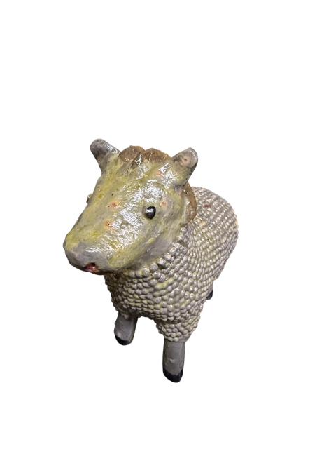 Toma en perspectiva de tres cuartos de un borrego artesanal de Michoacán. La vista resalta el brillo del acabado vidriado blanco hueso y el relieve orgánico de la técnica de pastillaje manual, ideal para nacimientos de lujo.