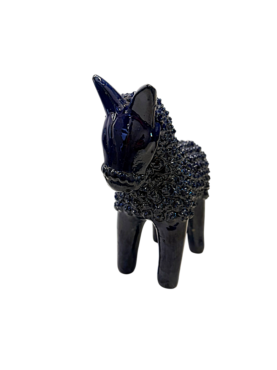 Vista frontal de caballo decorativo de barro vidriado azul cobalto hecho a mano en San José de Gracia Michoacán para Mansión Iturbe Artisans Collection.
