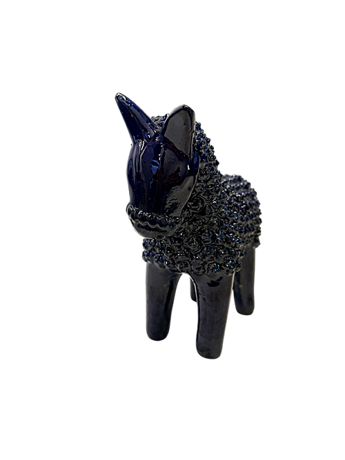 Vista frontal de caballo decorativo de barro vidriado azul cobalto hecho a mano en San José de Gracia Michoacán para Mansión Iturbe Artisans Collection.