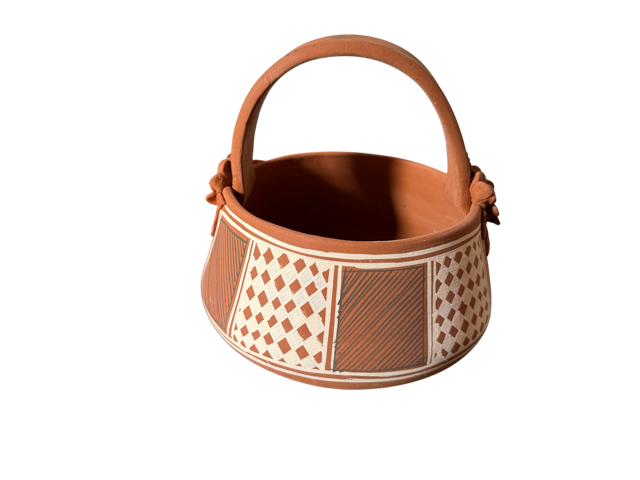 Canasta frutera de barro natural terracota mate con diseño geométrico en blanco, hecha a mano en Patamban, Michoacán