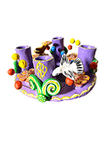 Vista frontal de un candelabro artesanal de Ocumicho para decoración de interiores. Pieza de arte popular michoacano en color lila con detalles florales y aves, creada por la artesana Domitila para Mansión Iturbe Artisans Collection.