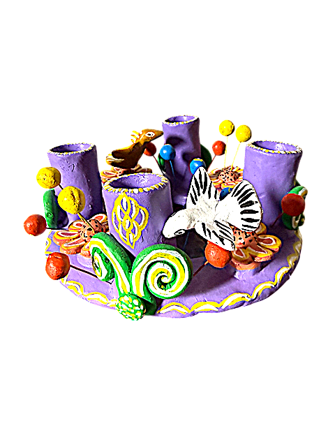 Vista frontal de un candelabro artesanal de Ocumicho para decoración de interiores. Pieza de arte popular michoacano en color lila con detalles florales y aves, creada por la artesana Domitila para Mansión Iturbe Artisans Collection.