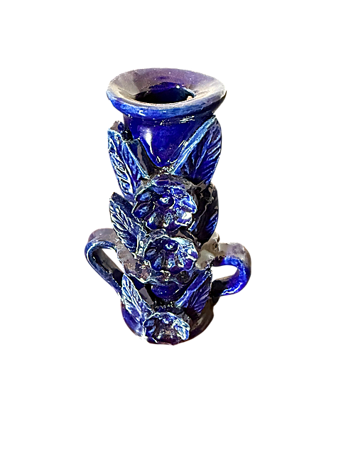 Candelabro de barro vidriado azul con intrincado pastillaje de flores manual de frente, creado por Doña Luz en San José de Gracia, Michoacán.