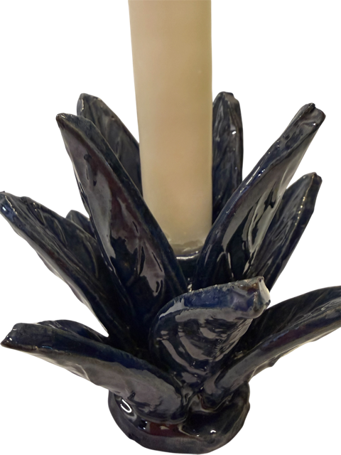 Candelabro de barro vidriado azul intenso, ideal para combinar en dúo como regalo corporativo sostenible o centro de mesa.