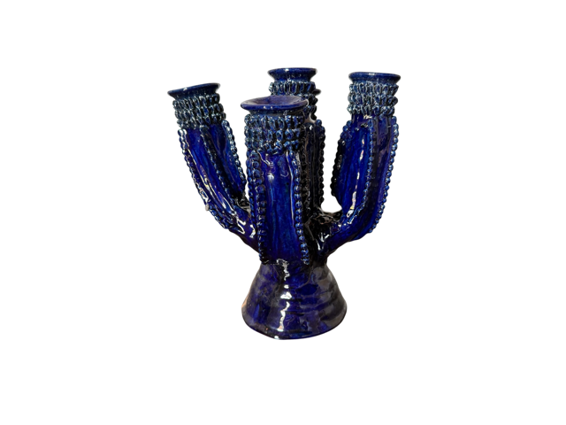Candelabro pequeño de barro vidriado en forma de cactus color azul, pieza artesanal de la maestra Doña Luz para la colección exclusiva de Mansión Iturbe