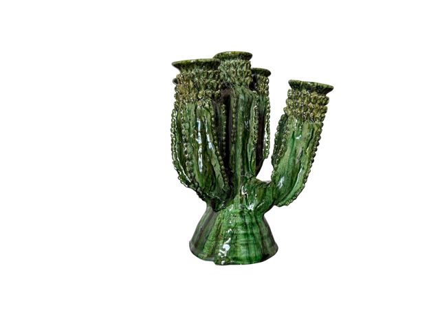 Candelabro pequeño de barro vidriado en forma de cactus, pieza de acento verde  hecha a mano por la maestra Doña Luz para Mansión Iturbe Artisans Collection