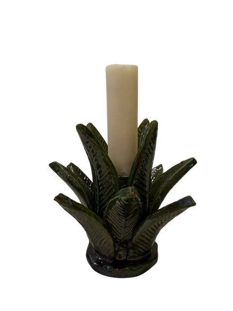 Candelabro tradicional de barro vidriado verde en forma de piña agave de San José de Gracia. Artesanía sustentable alineada con la Agenda 2030. Vista frontal.