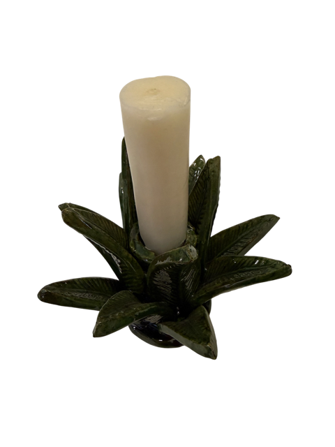 Ángulo tres cuartos de candelabro de barro vidriado verde tradicional, pieza única hecha a mano, propuesta de Mansión Iturbe Artisans Collection en Pátzcuaro.