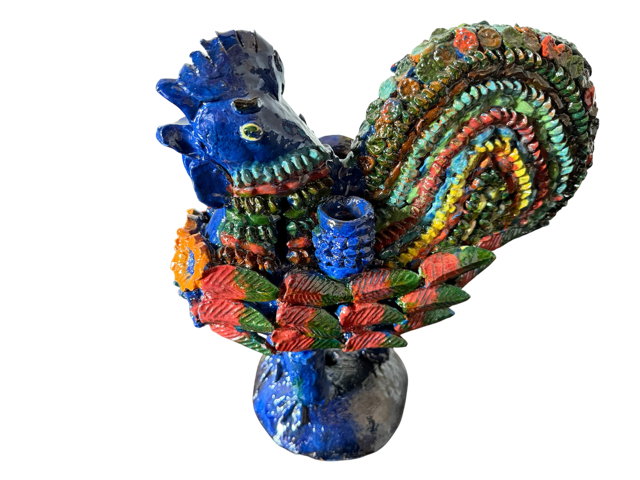 Candelabro exclusivo de barro vidriado en forma de gallo multicolor, vista frontal. Decoración mexicana premium en Mansion Iturbe Artisans Collection.