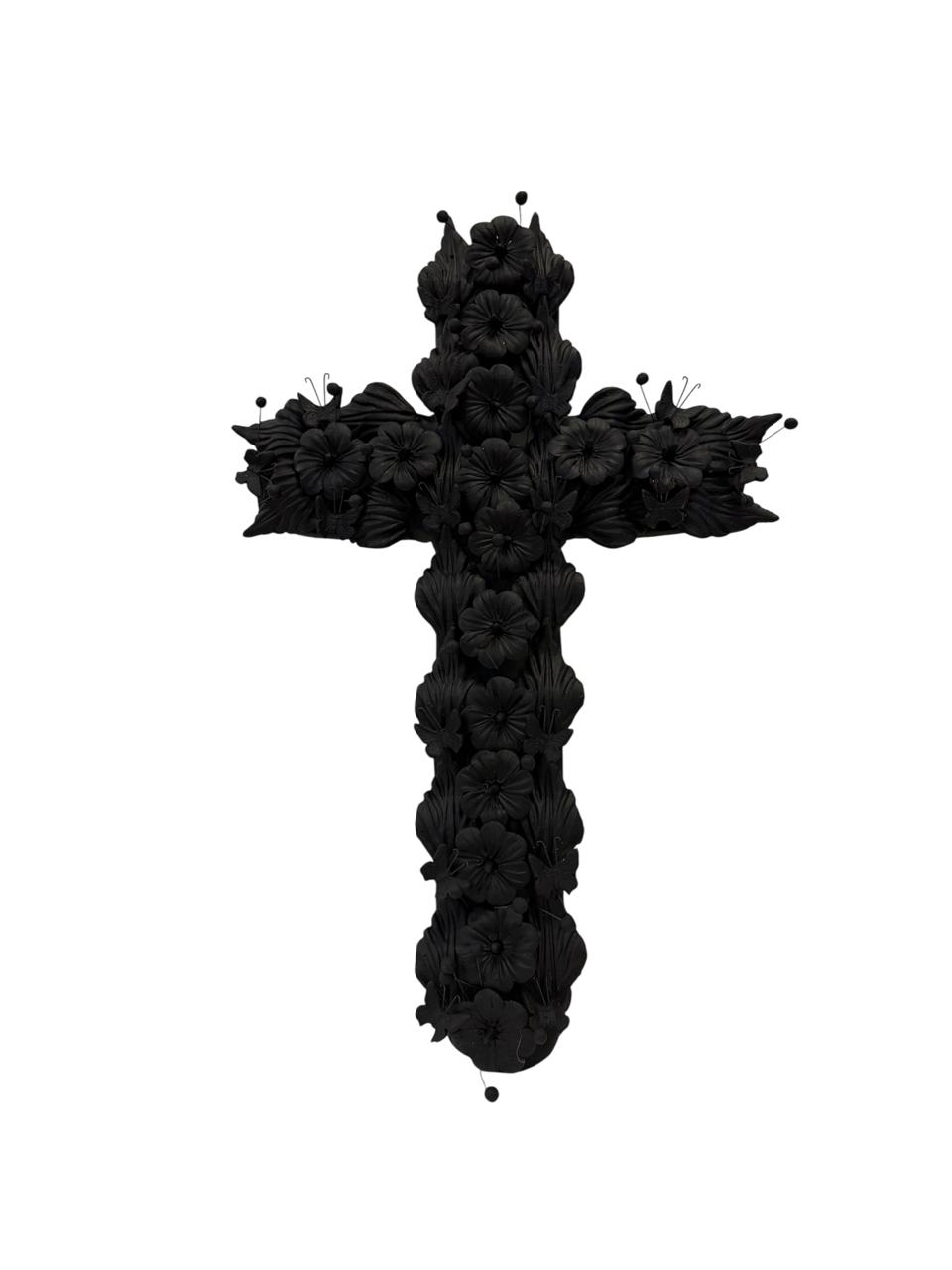 cruz de barro color negro de Capula, Michoacán, decorada con flores y mariposas en relieve minucioso, Mansion Iturbe Artisans Collection, trabajando con mujeres artesanas para un comercio justo
