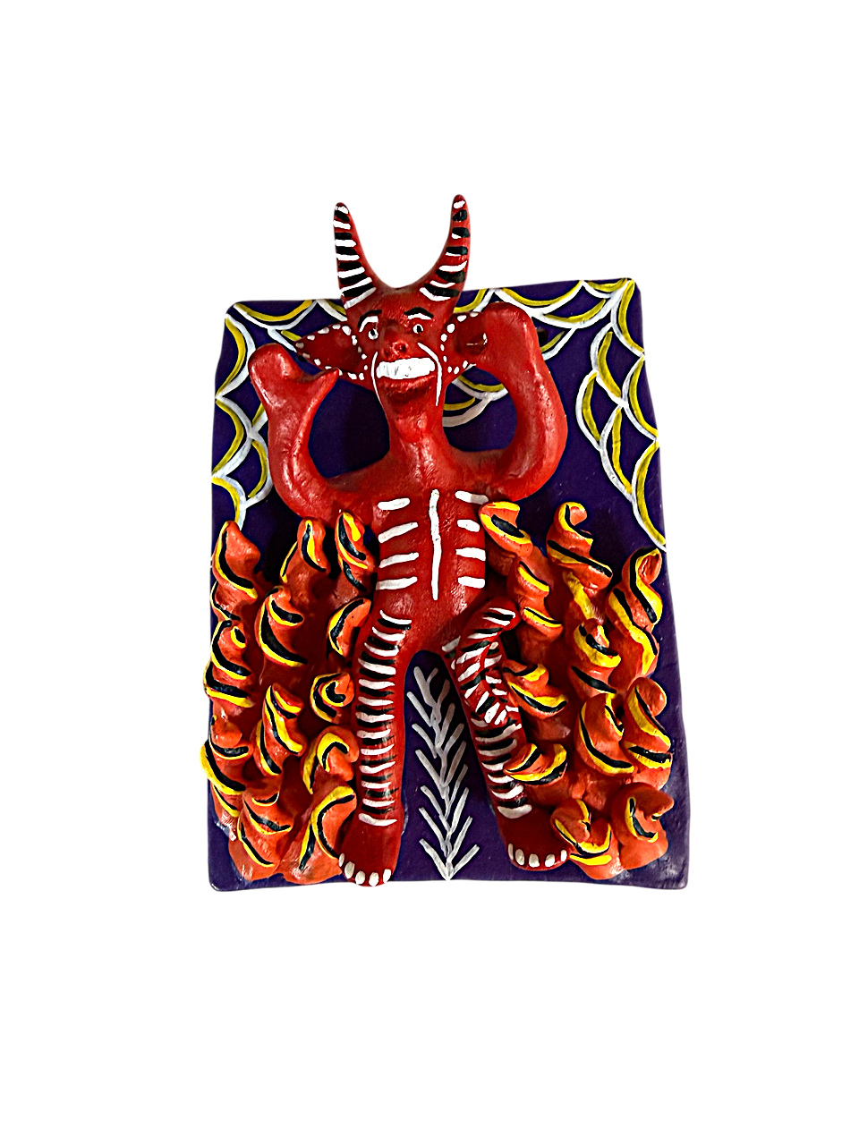 auténtico cuadro de barro de Ocumicho, Michoacán, creado por la artesana Domitila. La obra muestra a un diablo rojo en relieve, típico del arte popular mexicano. Parte de la colección "Mansión Iturbe Artisans Collection". comprar artesanía michoacana