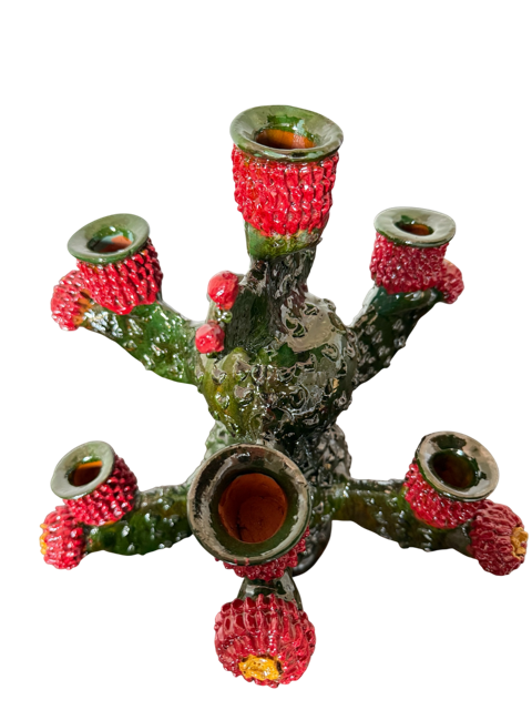 Candelabro de Nopal de barro vidriado decorando un ambiente elegante, representando el arte popular michoacano y el empoderamiento de las mujeres artesanas de Mansión Iturbe Artisans Collection