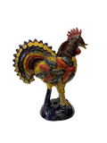 gallo decorativo en barro vidriado multicolor, artesanía sustentable de Michoacán que apoya el desarrollo económico de las mujeres artesanas.