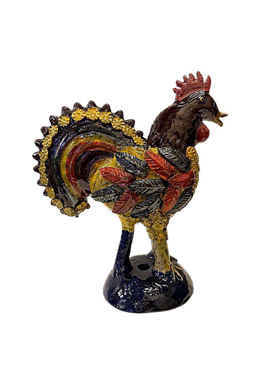 gallo decorativo en barro vidriado multicolor, artesanía sustentable de Michoacán que apoya el desarrollo económico de las mujeres artesanas.
