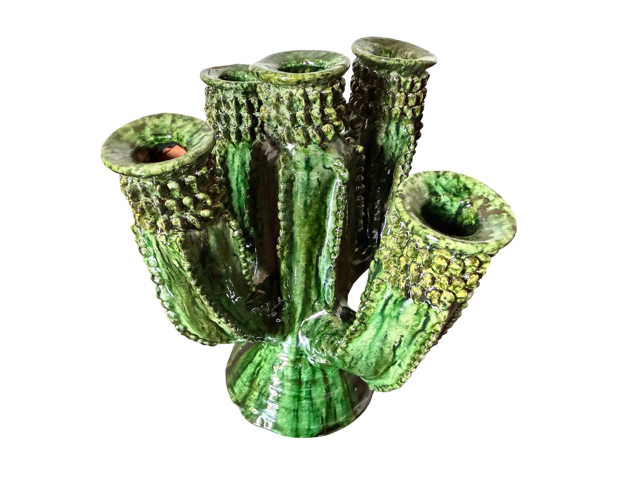 Detalle del acabado vidriado y técnica de pastillaje en candelabro chico de barro, artesanía de San José de Gracia, Michoacán, disponible en Mansión Iturbe.