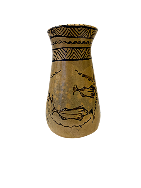 Primer plano de la textura rústica del barro blanco del florero con tonalidades ahumadas naturales generadas por la cocción en horno de leña tradicional