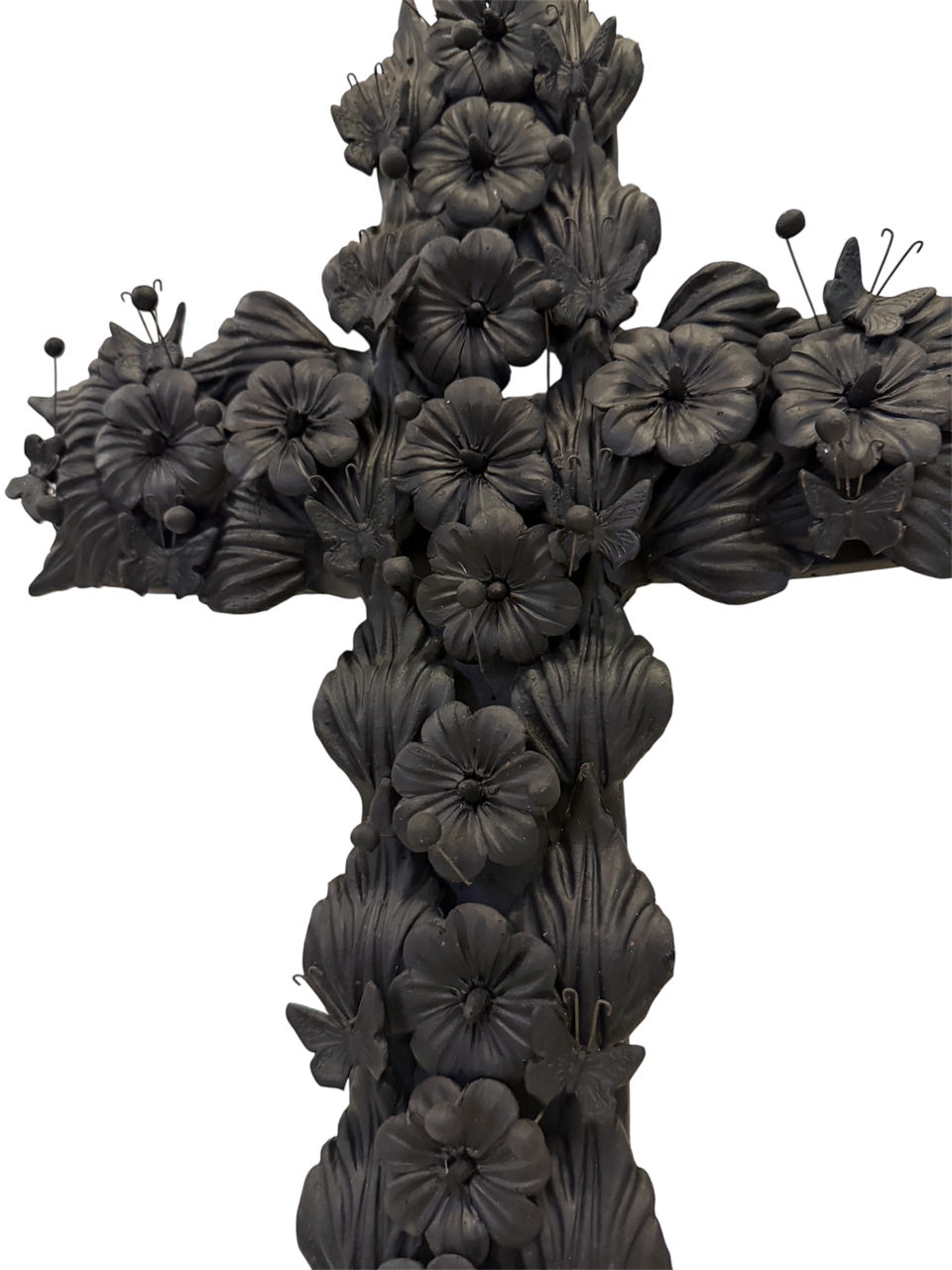 Detalle de Pastillaje en Barro Negro: Flores y Mariposas, cruz de barro negro de Capula, Mansion Iturbe Artisans Collection emponderando a las mujeres para su independencia económica
