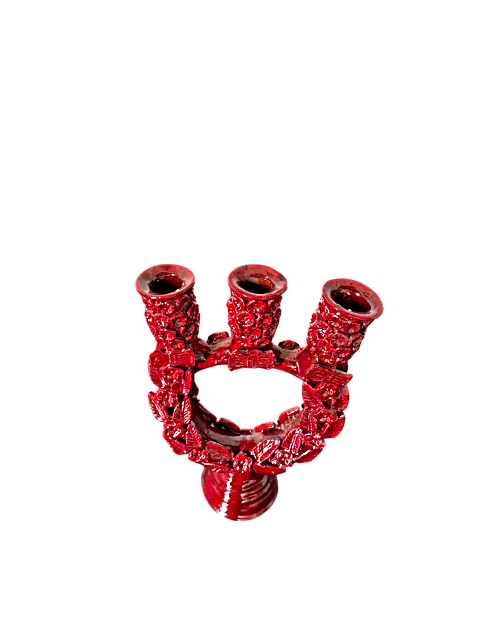 Regalos Sostenibles originales, como este candelabro rojo artesanal de barro vidriado, compra con proposito en Mansion Iturbe Artisans Collection