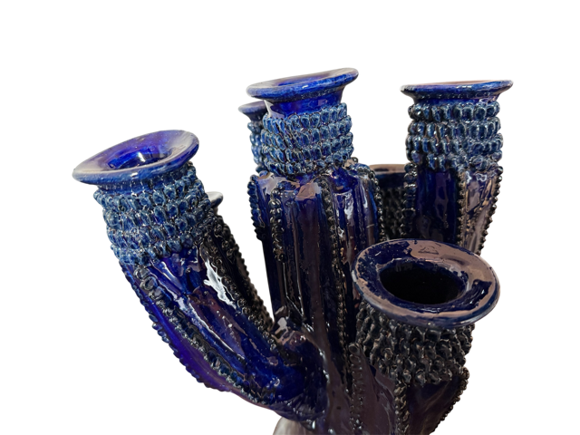Acercamiento a la textura de espinas y el acabado vítreo azul del candelabro cactus grande, elaborado con técnicas ancestrales en San José de Gracia, Michoacán.