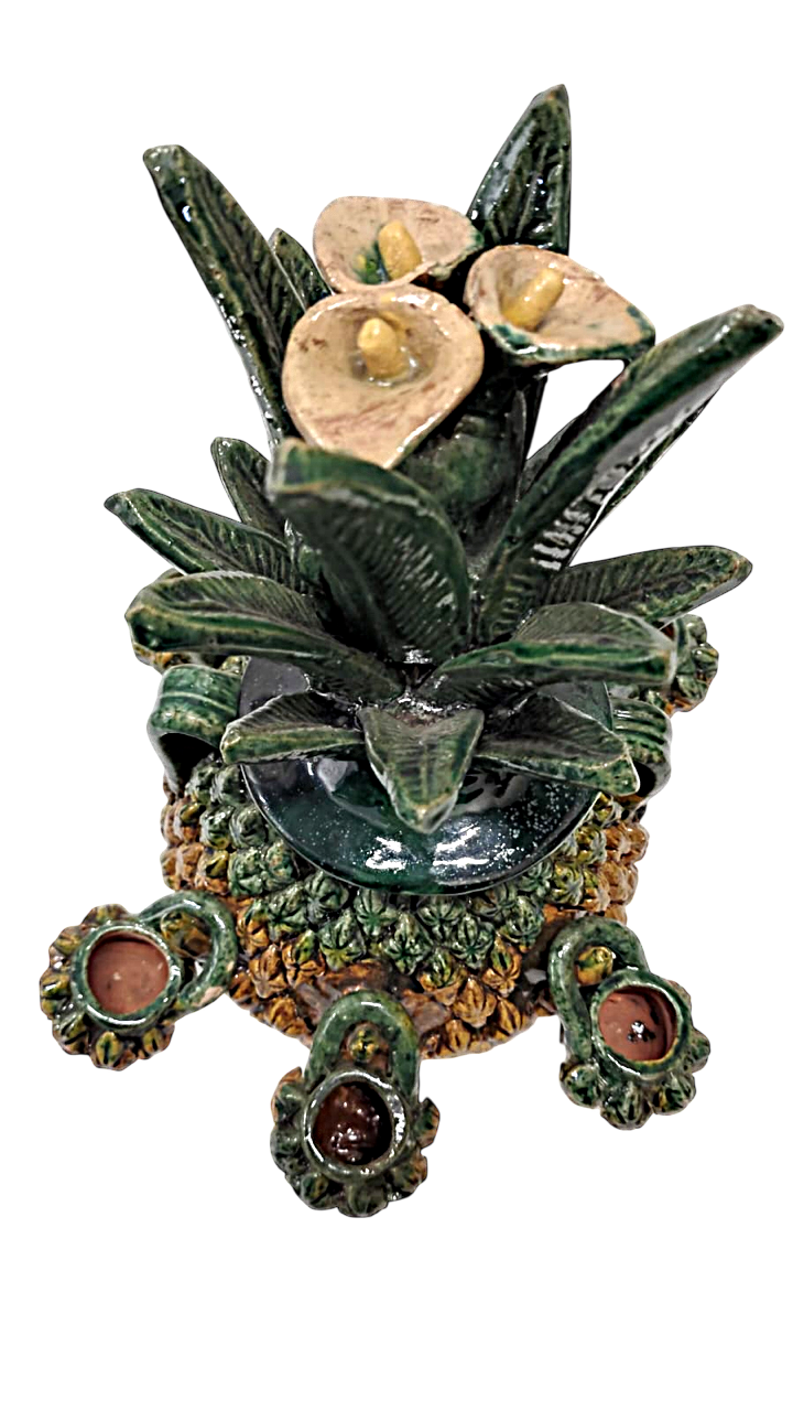 Vista zenital de piña artesanal resaltando el brillo y la técnica de las artesanías michoacanas de autor. Hechas por mujeres artesanas, ideal para un regalo sostenible.
