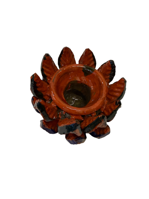 Candelabro Artesanal en forma de alcachofa color naranja, con toques verdes y azul, hecho por mujer artesana de San José de Gracia, Michoacán.