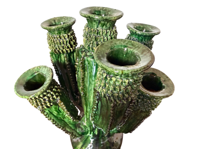Primer plano que muestra la detallada técnica de pastillaje y el intenso brillo del vidriado verde en el candelabro cactus artesanal de la maestra alfarera Doña Luz.