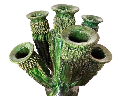 Primer plano que muestra la detallada técnica de pastillaje y el intenso brillo del vidriado verde en el candelabro cactus artesanal de la maestra alfarera Doña Luz.