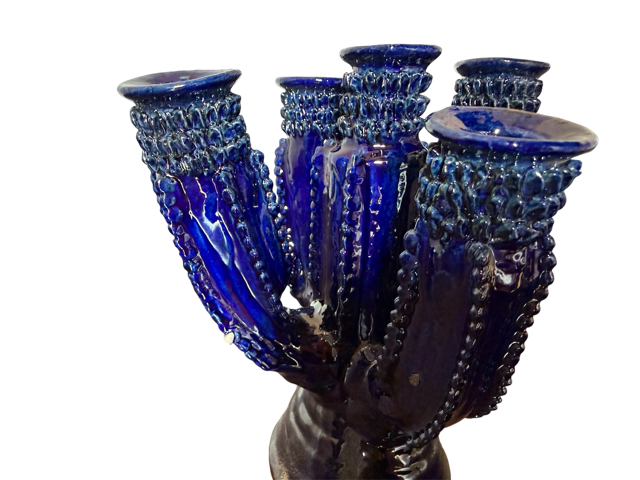 Detalle del acabado vítreo azul y las texturas de pastillaje en el candelabro cactus pequeño, obra de arte popular de San José de Gracia, Michoacán.
