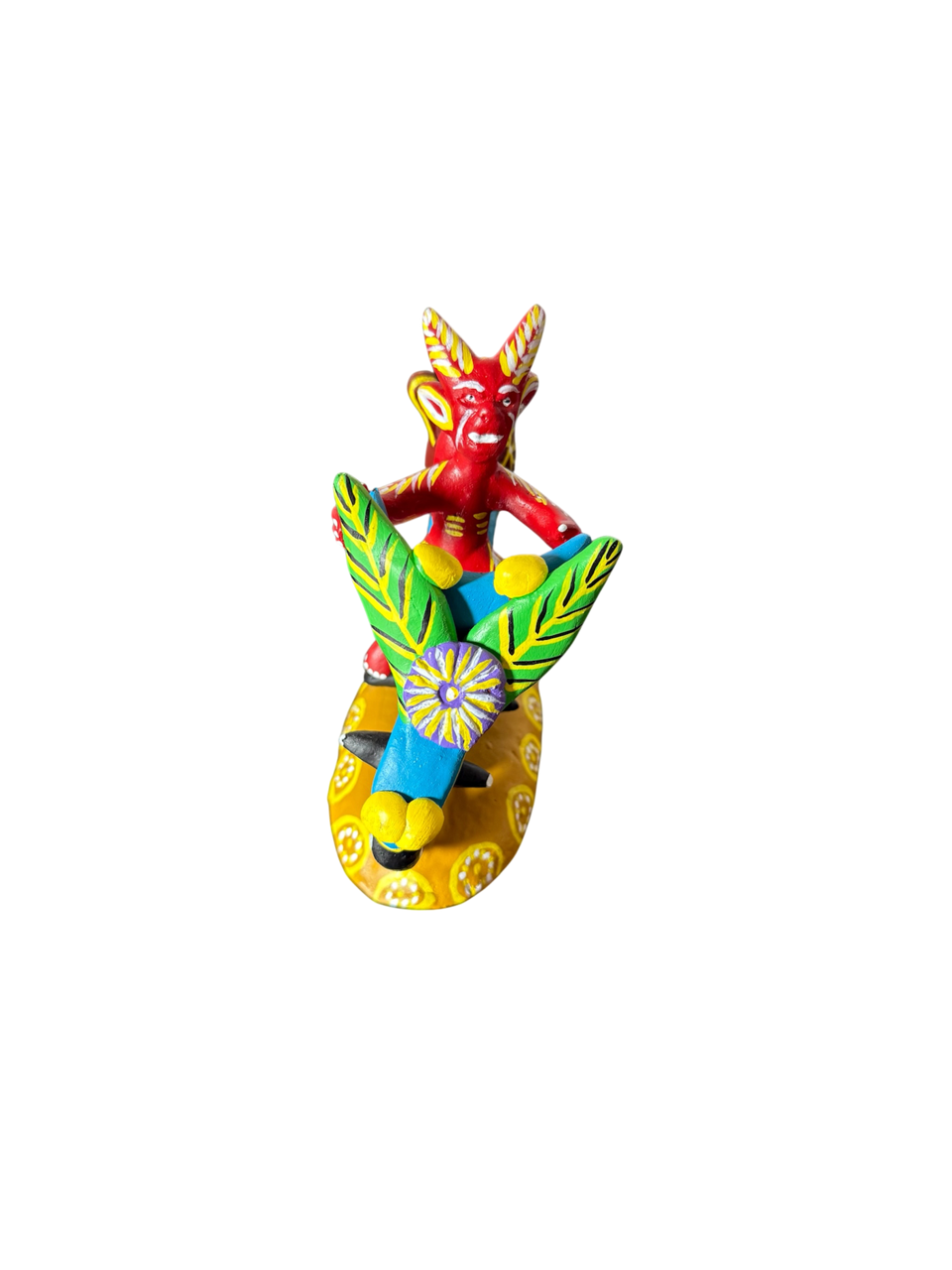 Primer plano frontal de un diablito rojo de barro de Ocumicho en moto azul, ideal para coleccionistas de arte mexicano.